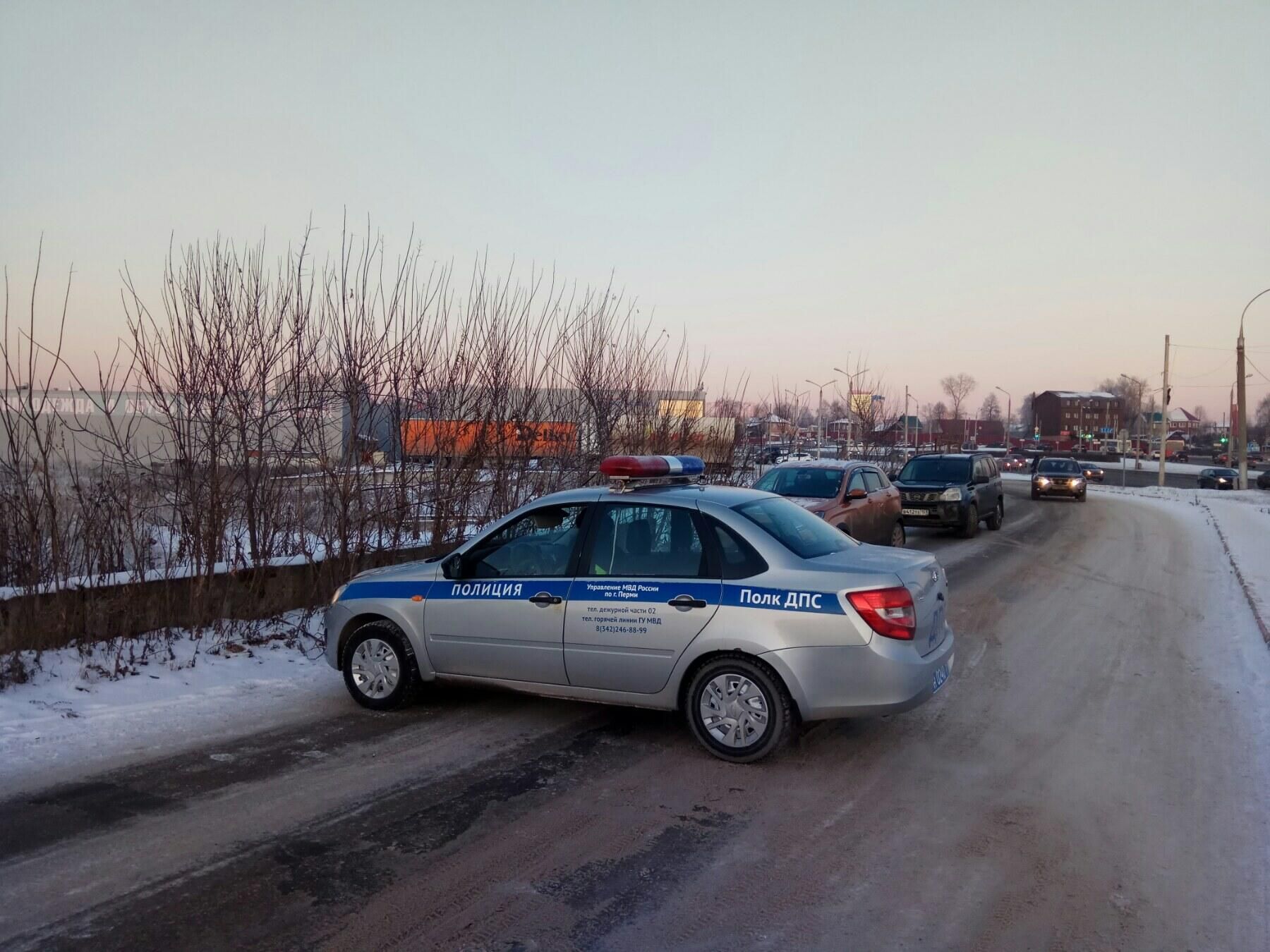 Автомобиль с женщиной и ребенком упал в реку Мулянку в Перми Автомобиль с женщиной и ребенком упал в реку Мулянку в Перми - РИА Новости, 1920, 15.11.2020