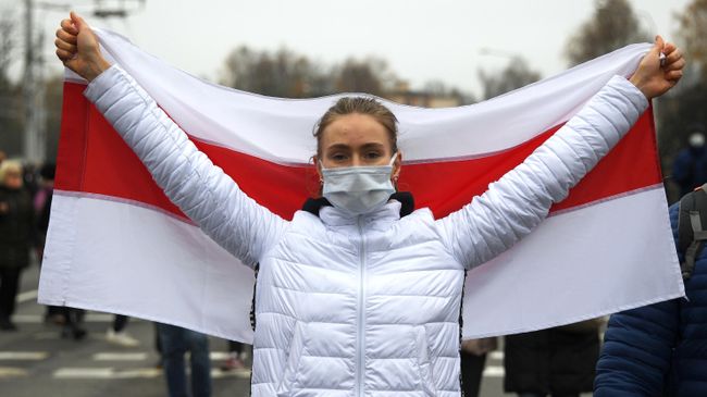 Участница несанкционированной акции белорусской оппозиции Марш смелых в Минске