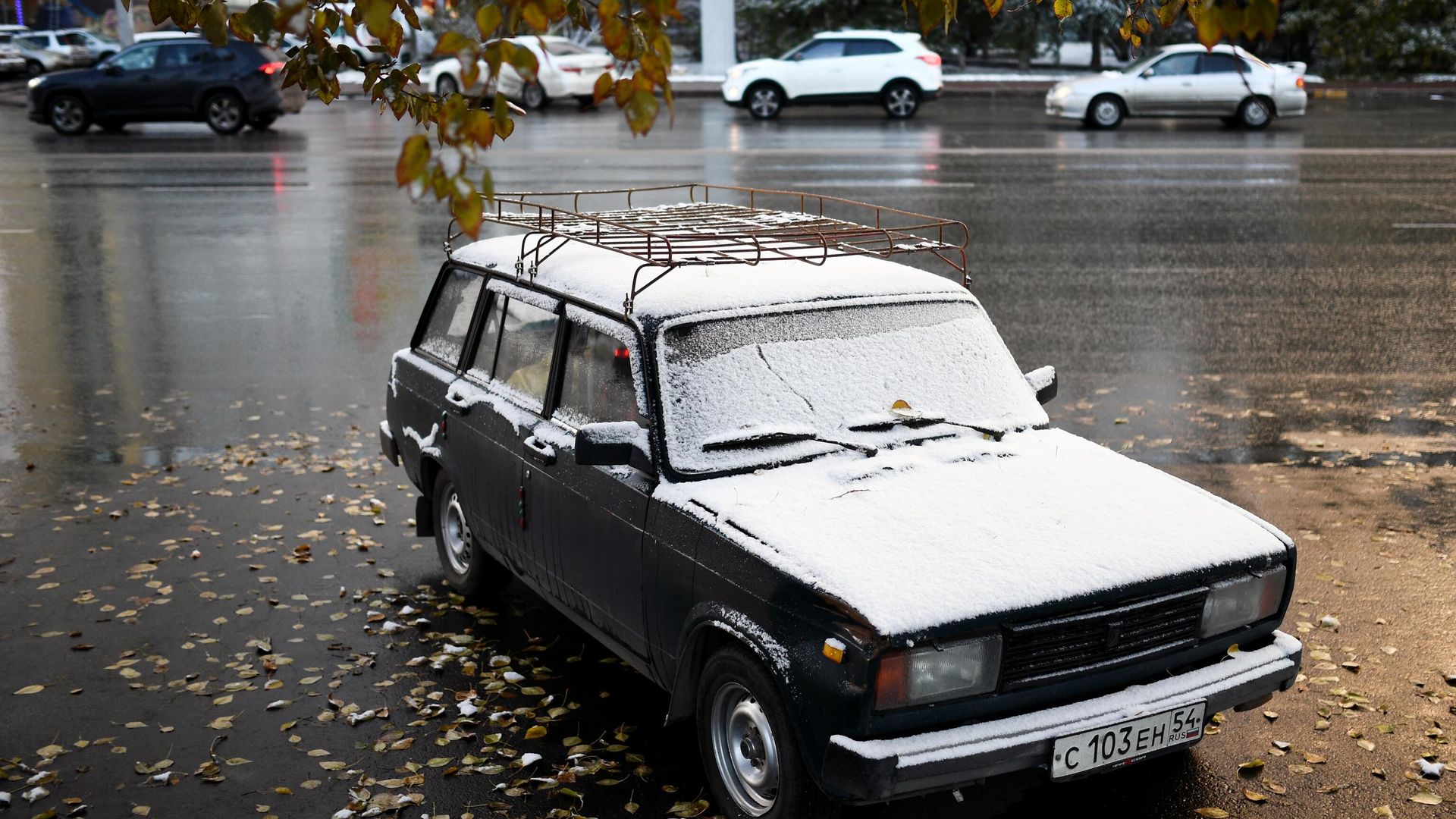 Автомобиль на одной из улиц Новосибирска Автомобиль на одной из улиц Новосибирска - РИА Новости, 1920, 16.11.2020