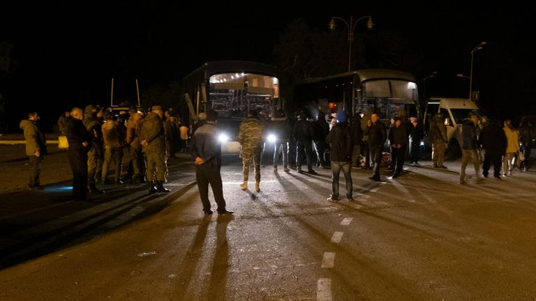 Встречающие и беженцы из Нагорного Карабаха, вернувшиеся в Степанакерт из Еревана