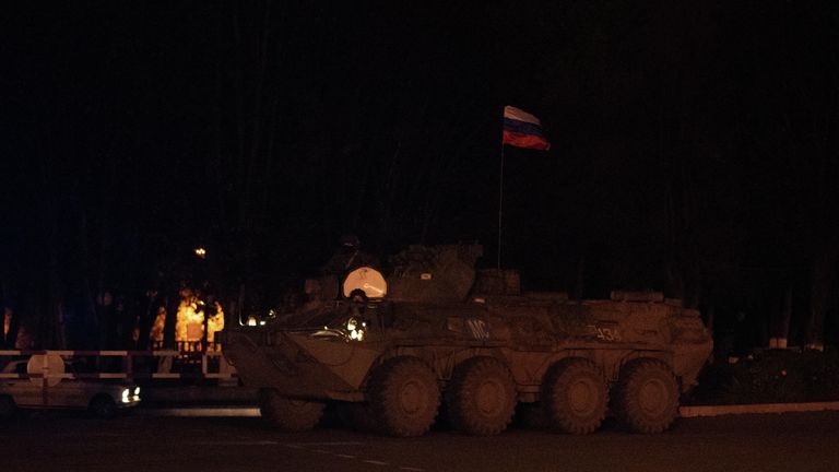Бронемашина миротворцев, сопровождающая автобусы с беженцами из Нагорного Карабаха, вернувшимися в Степанакерт из Еревана