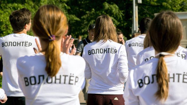 Волонтеры в парке во время фестиваля