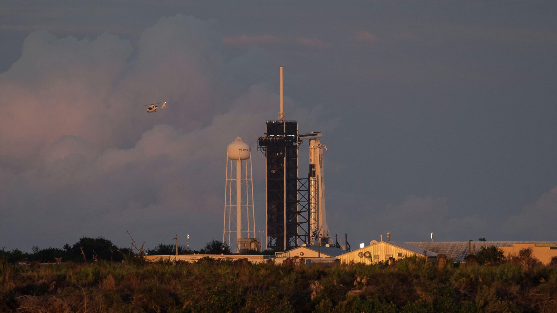 Подготовка к запуску к МКС ракеты Falcon 9 с кораблем Crew Dragon на космодроме Космического центра им. Дж. Ф. Кеннеди Подготовка к запуску к МКС ракеты Falcon 9 с кораблем Crew Dragon на космодроме Космического центра им. Дж. Ф. Кеннеди - РИА Новости, 1920, 17.02.2021