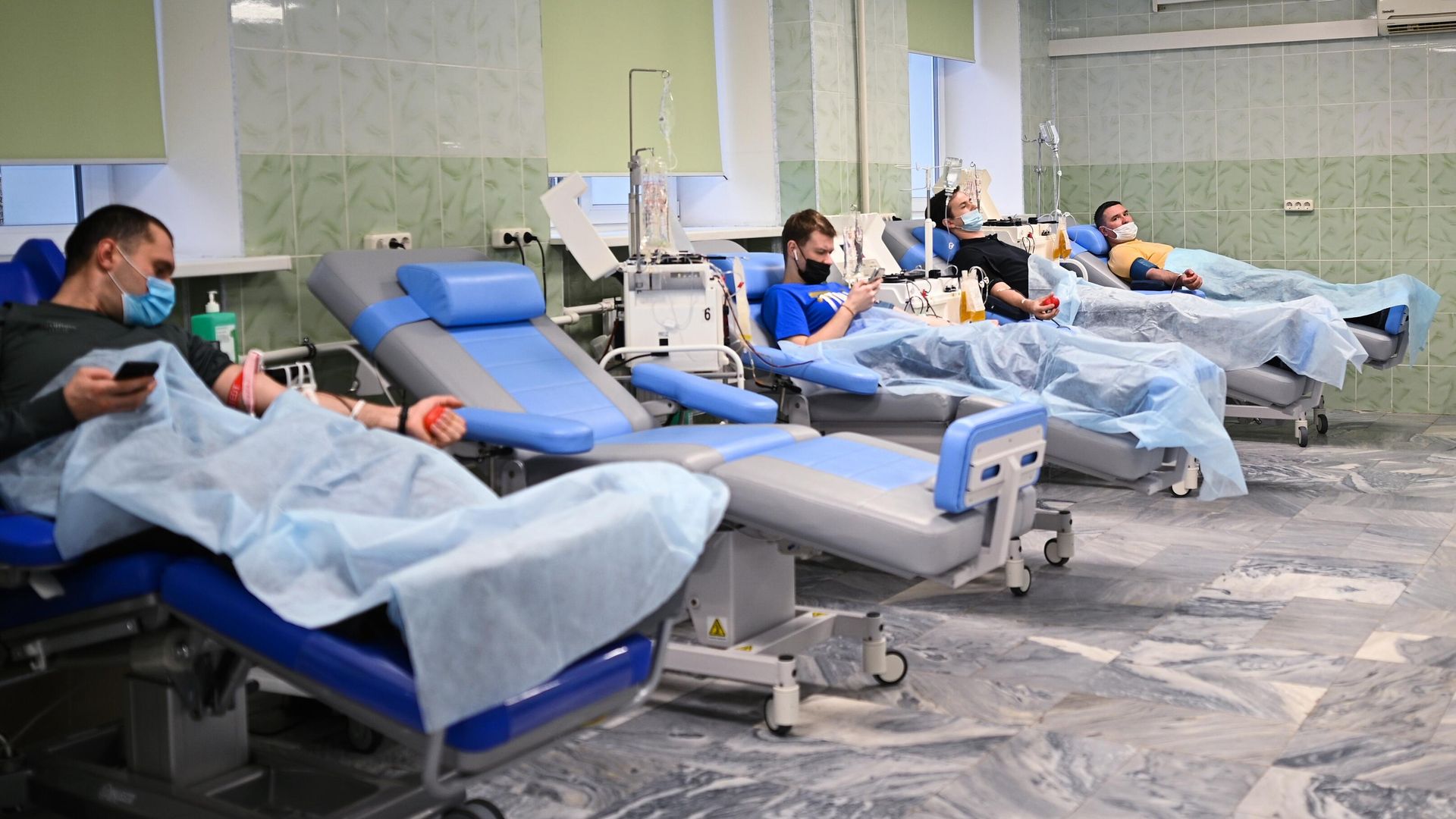 Пациенты, переболевшие COVID-19, сдают плазму в городской клинической больнице №52 в Москве Пациенты, переболевшие COVID-19, сдают плазму в городской клинической больнице №52 в Москве - РИА Новости, 1920, 01.12.2020