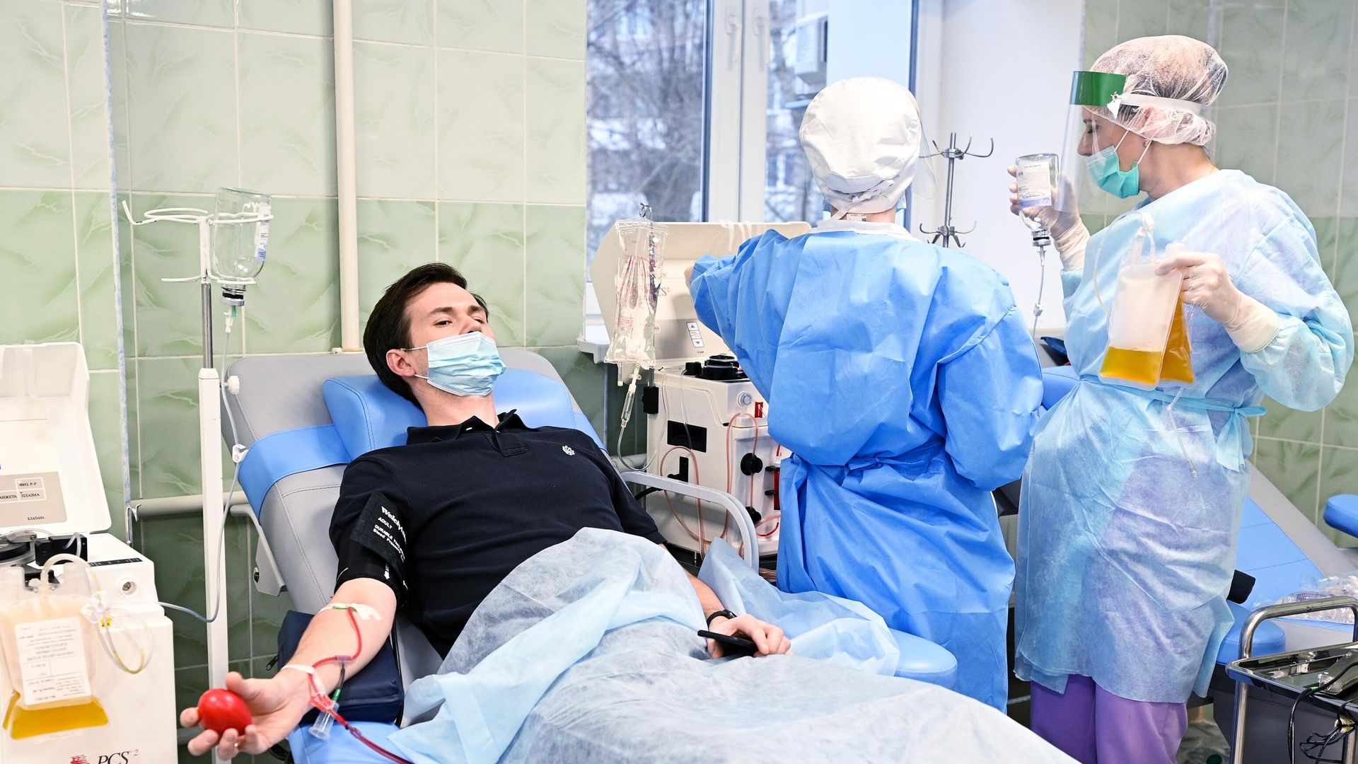 Пациент, переболевший COVID-19, сдает плазму в городской клинической больнице №52 в Москве Пациент, переболевший COVID-19, сдает плазму в городской клинической больнице №52 в Москве - РИА Новости, 1920, 19.11.2020