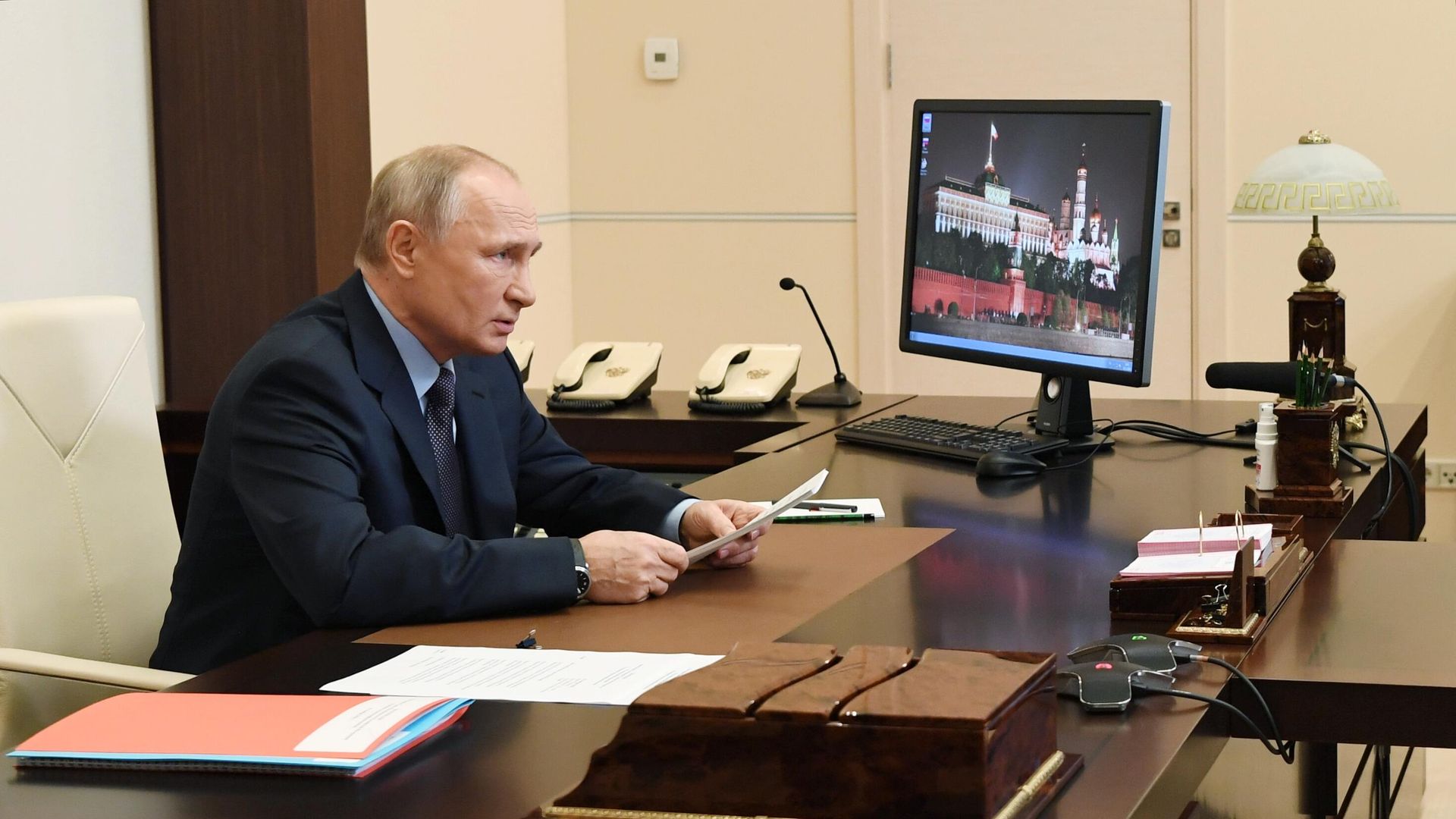 Президент РФ Владимир Путин проводит оперативное совещание с постоянными членами Совета безопасности РФ в режиме видеоконференции Президент РФ Владимир Путин проводит оперативное совещание с постоянными членами Совета безопасности РФ в режиме видеоконференции - РИА Новости, 1920, 16.11.2020