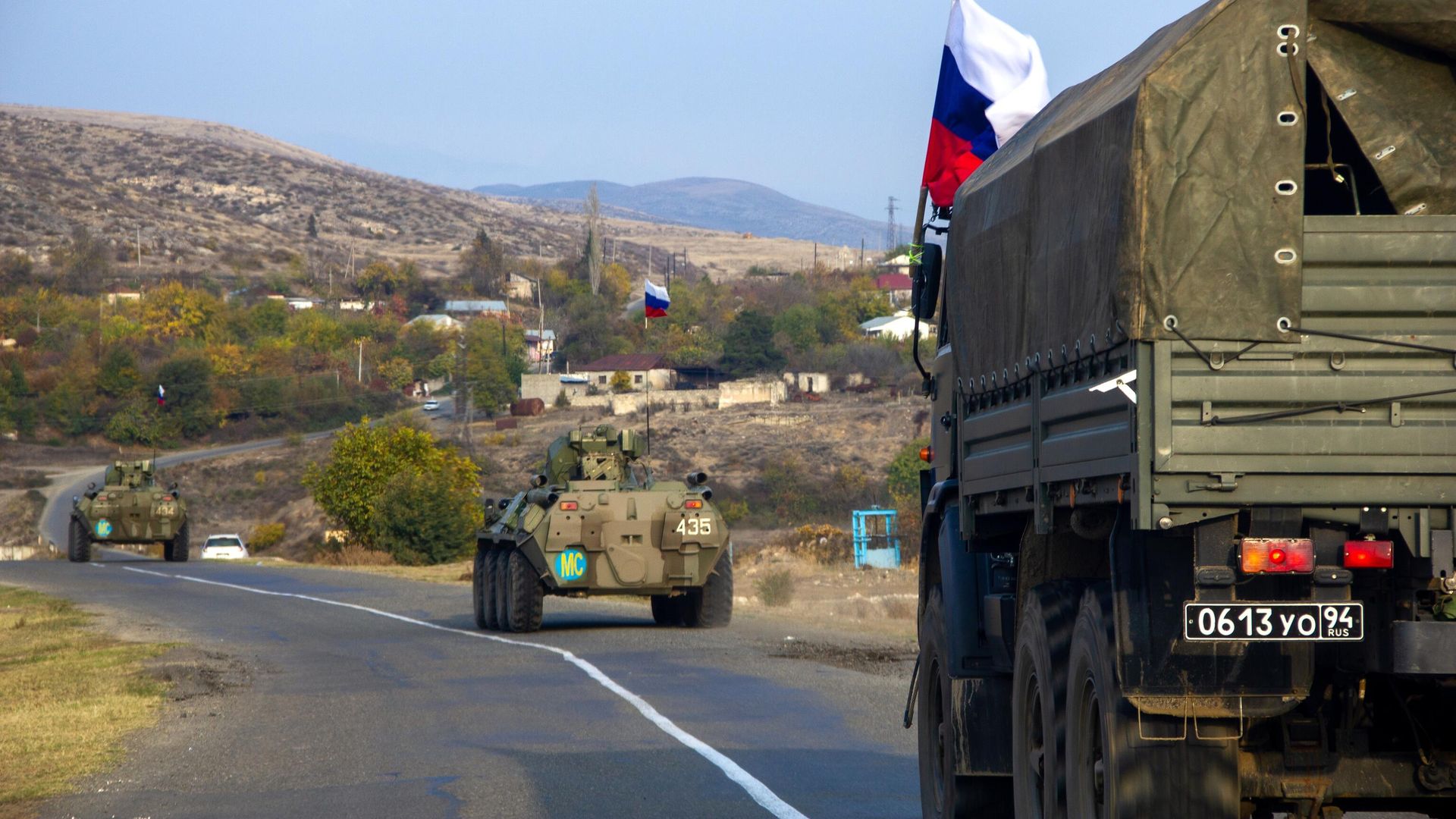 Колонна российских миротворцев направляется к монастырю Дадиванк в Нагорном Карабахе Колонна российских миротворцев направляется к монастырю Дадиванк в Нагорном Карабахе - РИА Новости, 1920, 19.11.2020