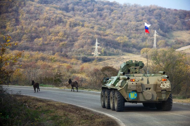Колонна российских миротворцев направляется к монастырю Дадиванк в Нагорном Карабахе Колонна российских миротворцев направляется к монастырю Дадиванк в Нагорном Карабахе