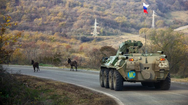 Колонна российских миротворцев направляется к монастырю Дадиванк в Нагорном Карабахе Колонна российских миротворцев направляется к монастырю Дадиванк в Нагорном Карабахе