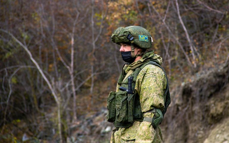 Российский миротворец у монастыря Дадиванк в Нагорном Карабахе Российский миротворец у монастыря Дадиванк в Нагорном Карабахе