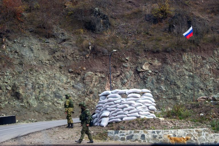 Российские миротворцы у монастыря Дадиванк в Нагорном Карабахе Российские миротворцы у монастыря Дадиванк в Нагорном Карабахе