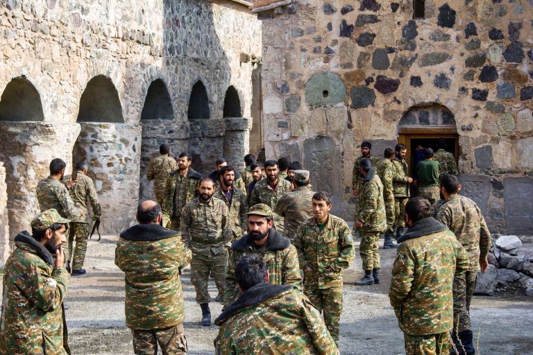 Военнослужащие на территории монастырского комплекса Дадиванк в Нагорном Карабахе Военнослужащие на территории монастырского комплекса Дадиванк в Нагорном Карабахе