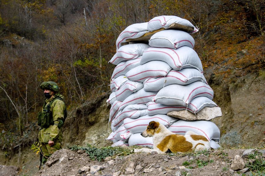 Российский миротворец у монастыря Дадиванк в Нагорном Карабахе Российский миротворец у монастыря Дадиванк в Нагорном Карабахе