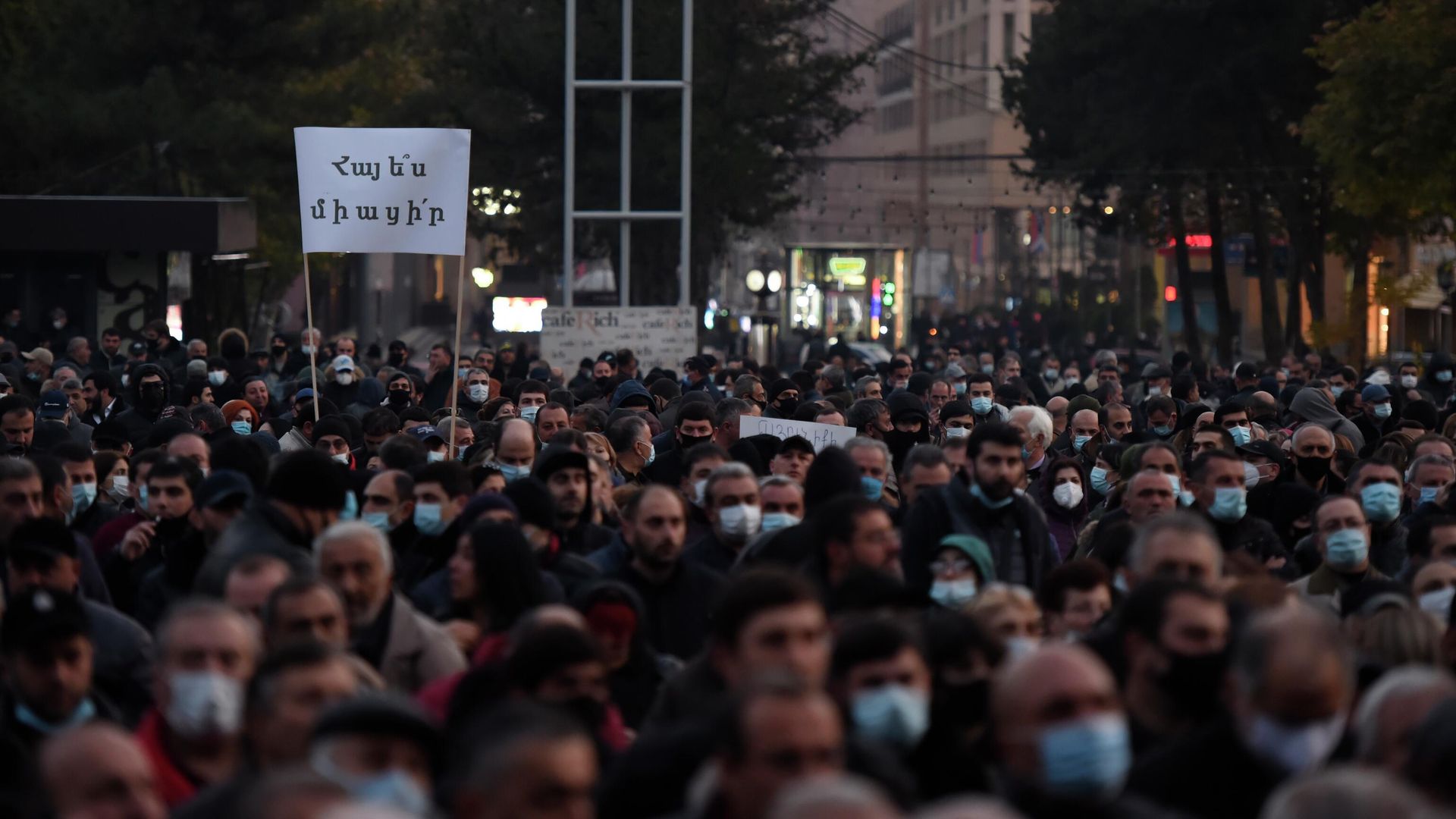 Участники митинга оппозиции на Площади Свободы в Ереване Участники митинга оппозиции на Площади Свободы в Ереване - РИА Новости, 1920, 16.11.2020