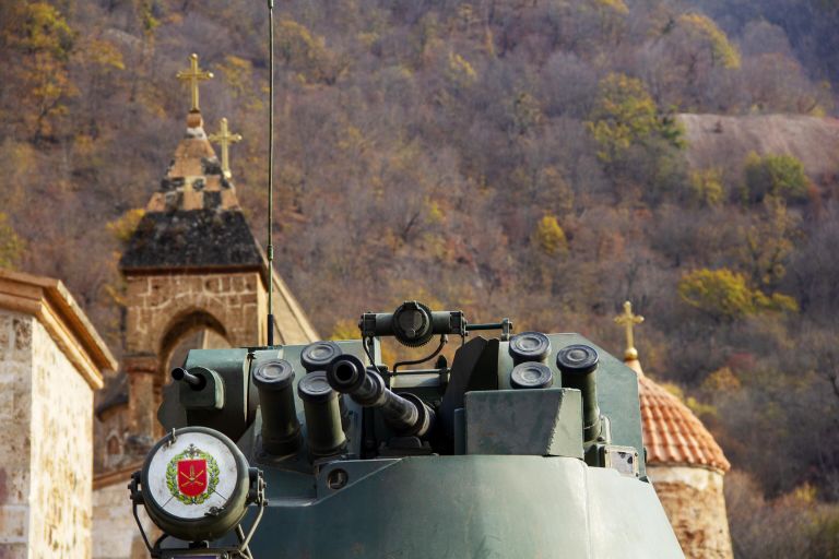 Российские миротворцы у монастыря Дадиванк в Нагорном Карабахе Российские миротворцы у монастыря Дадиванк в Нагорном Карабахе