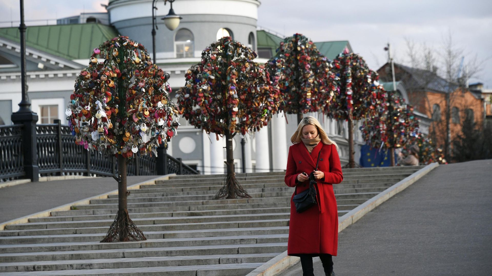 Девушка на Лужковом мосту в Москве Девушка на Лужковом мосту в Москве - РИА Новости, 1920, 19.11.2020
