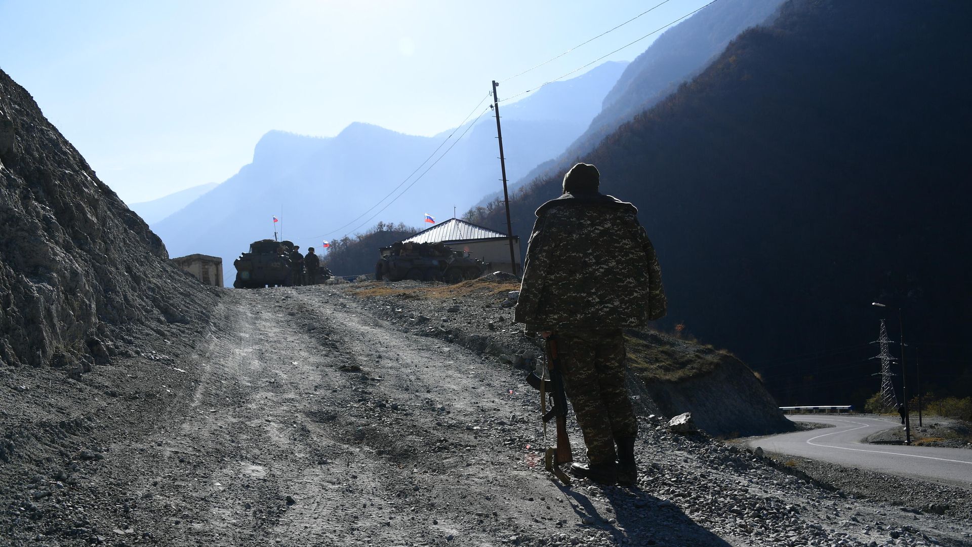 Вооруженный мужчина у базы российских миротворцев в Нагорном Карабахе Вооруженный мужчина у базы российских миротворцев в Нагорном Карабахе - РИА Новости, 1920, 17.11.2020