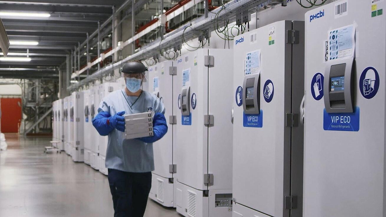 Сотрудник на предприятии Pfizer в Пуурсе, Бельгия Сотрудник на предприятии Pfizer в Пуурсе, Бельгия - РИА Новости, 1920, 08.12.2020
