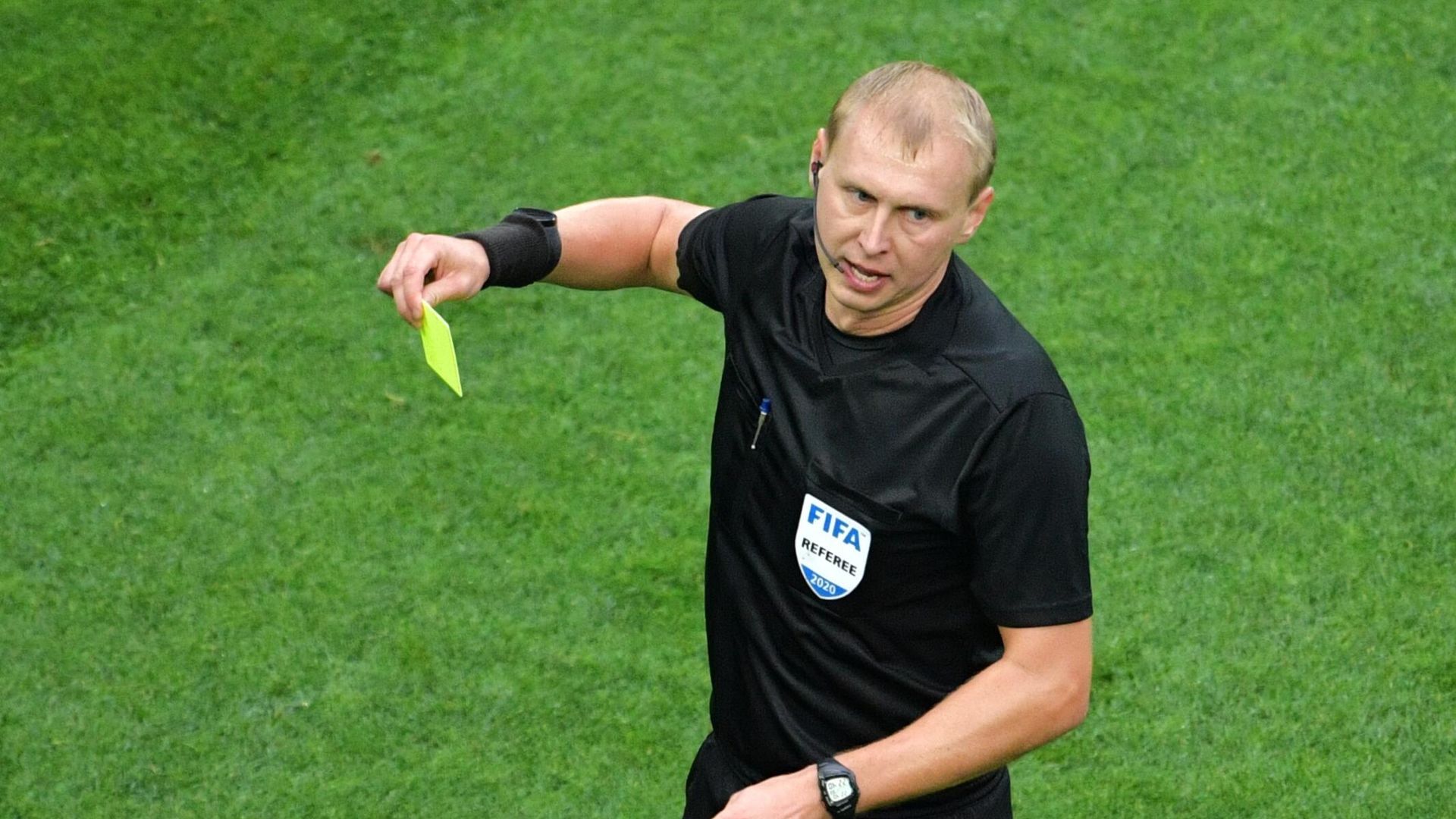 Главный судья Сергей Иванов в матче 11-го тура чемпионата России по футболу среди клубов Премьер-лиги между командами ФК Зенит (Санкт-Петербург) и ФК Сочи (Сочи). Главный судья Сергей Иванов в матче 11-го тура чемпионата России по футболу среди клубов Премьер-лиги между командами ФК Зенит (Санкт-Петербург) и ФК Сочи (Сочи). - РИА Новости, 1920, 09.09.2021