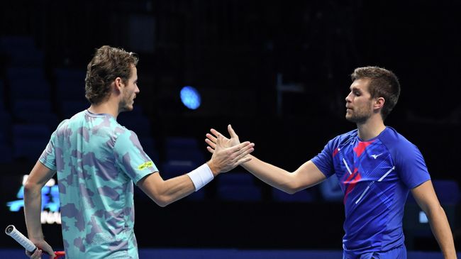 Croatia's Nikola Mektic (R) and Netherlands' Wesley Koolhof (L) celebrate after beating USA's Rajeev Ram and Britain's Joe Salisbury in their men's doubles round-robin match on day three of the ATP World Tour Finals tennis tournament at the O2 Arena in London on November 17, 2020. (Photo by Glyn KIRK / AFP)