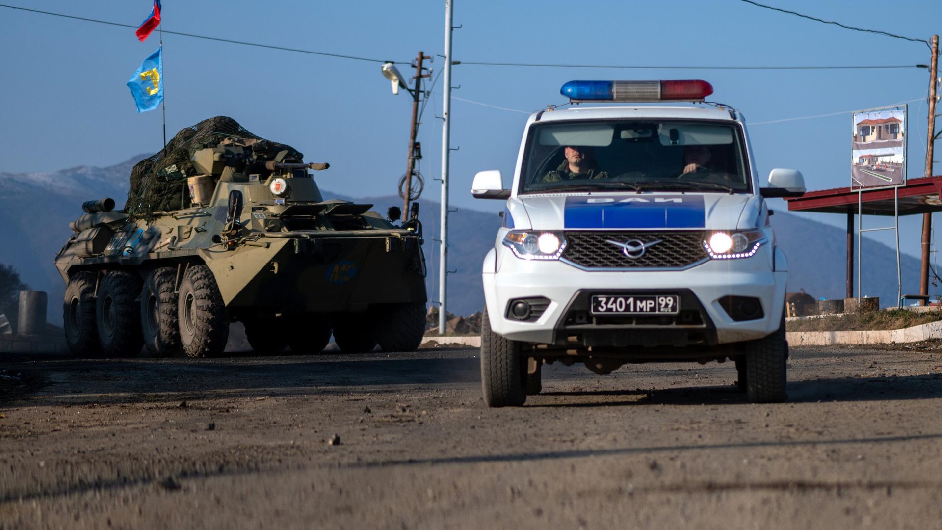 Военная техника российских миротворческих сил на участке дороги Лачинского коридора Военная техника российских миротворческих сил на участке дороги Лачинского коридора - РИА Новости, 1920, 18.11.2020