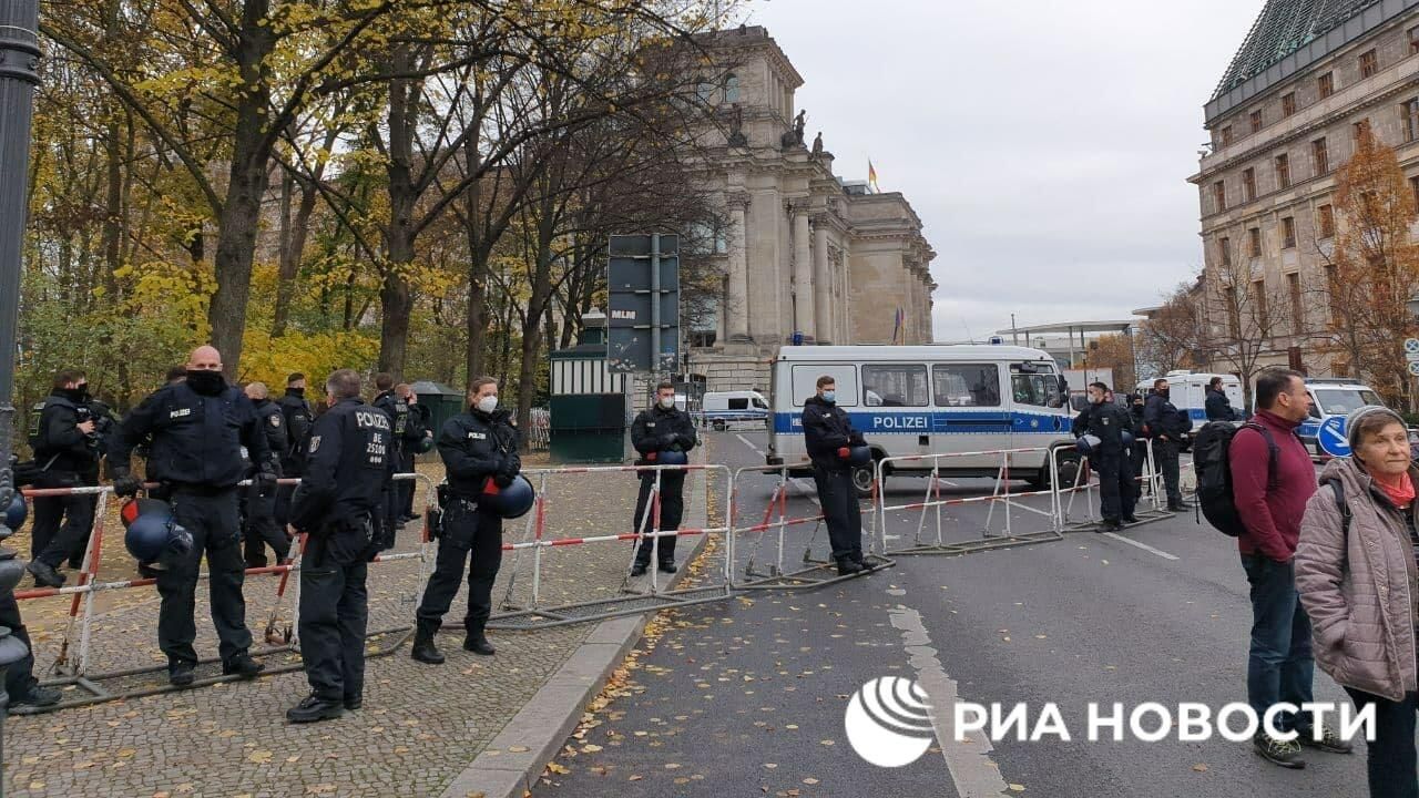 Полиция у здания бундестага в Берлине Полиция у здания бундестага в Берлине - РИА Новости, 1920, 18.11.2020