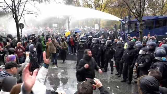 Немецкая полиция пустила в ход водометы на митинге против локдауна у бундестага Немецкая полиция пустила в ход водометы на митинге против локдауна у бундестага - РИА Новости, 1920, 18.11.2020