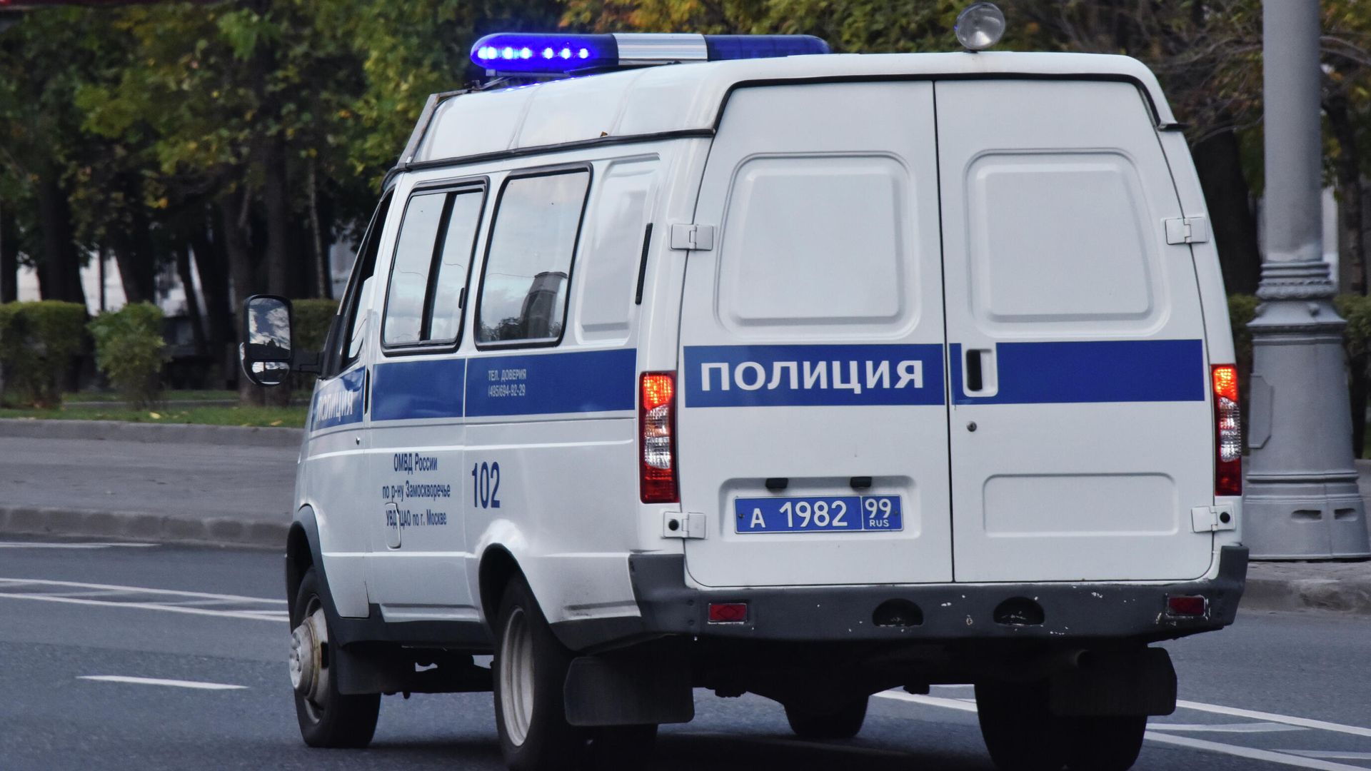 Автомобиль полиции едет по дороге Автомобиль полиции едет по дороге - РИА Новости, 1920, 26.10.2023