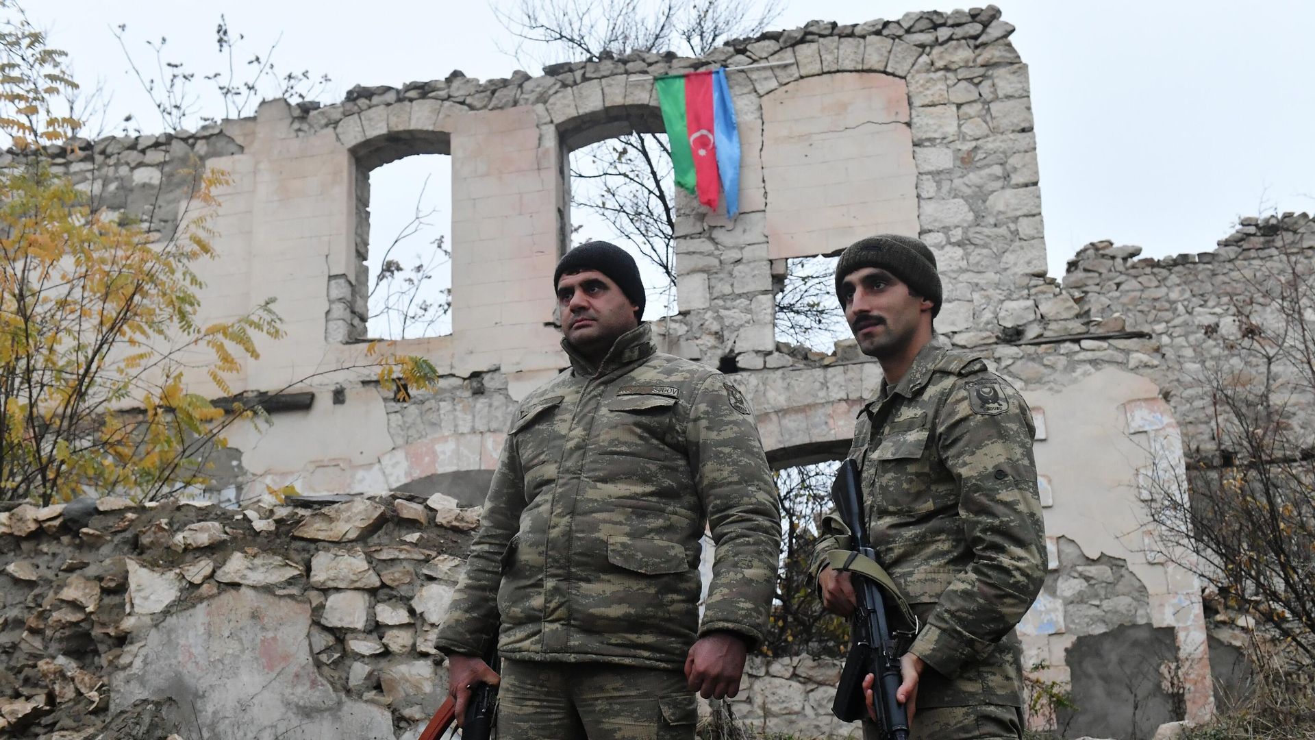 Военнослужащие у разрушенного здания в Физулинском районе Азербайджана Военнослужащие у разрушенного здания в Физулинском районе Азербайджана - РИА Новости, 1920, 01.12.2020