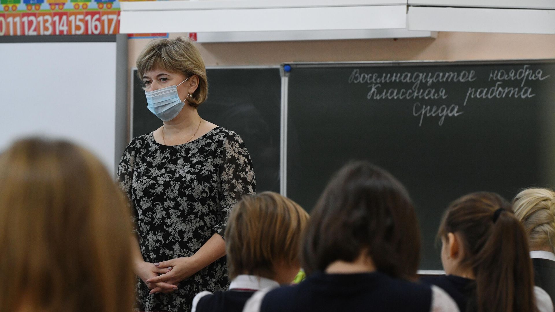 Учитель ведет урок у начальных классов в гимназии №15 Новосибирска Учитель ведет урок у начальных классов в гимназии №15 Новосибирска - РИА Новости, 1920, 01.12.2020