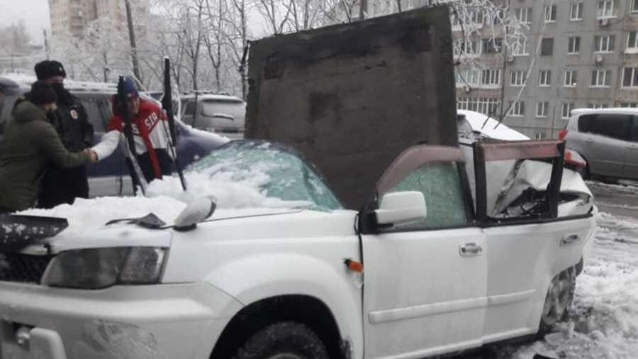 Плита упала на автомобиль во Владивостоке Плита упала на автомобиль во Владивостоке - РИА Новости, 1920, 19.11.2020