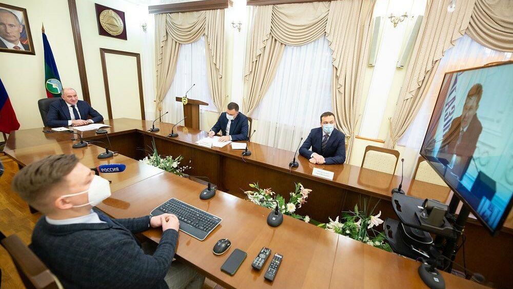 Глава Карачаево-Черкесии Рашид Темрезов и председатель Правления ПАО Газпром Алексей Миллер во время встречи в режиме видеоконференции Глава Карачаево-Черкесии Рашид Темрезов и председатель Правления ПАО Газпром Алексей Миллер во время встречи в режиме видеоконференции - РИА Новости, 1920, 19.11.2020