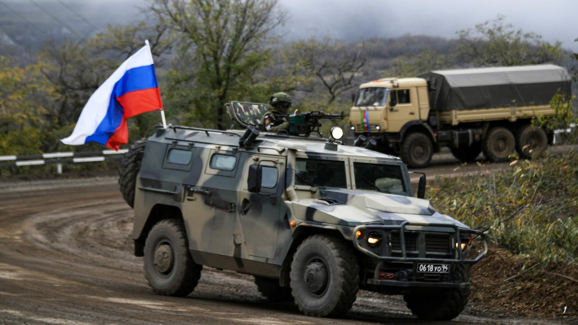 Сопровождение российскими миротворцами азербайджанской военной колонны Сопровождение российскими миротворцами азербайджанской военной колонны - РИА Новости, 1920, 19.11.2020