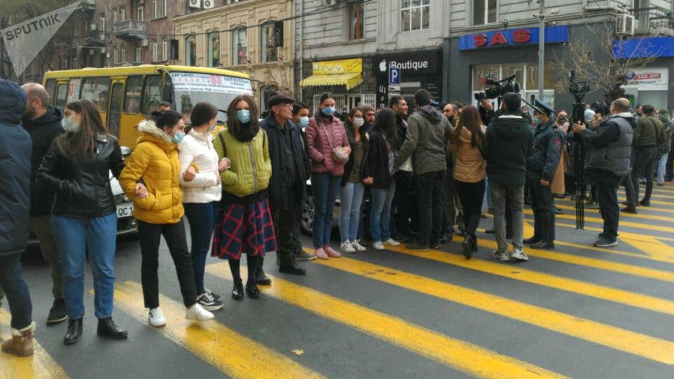 Протестующие перекрывают улицу в Ереване Протестующие перекрывают улицу в Ереване - РИА Новости, 1920, 19.11.2020