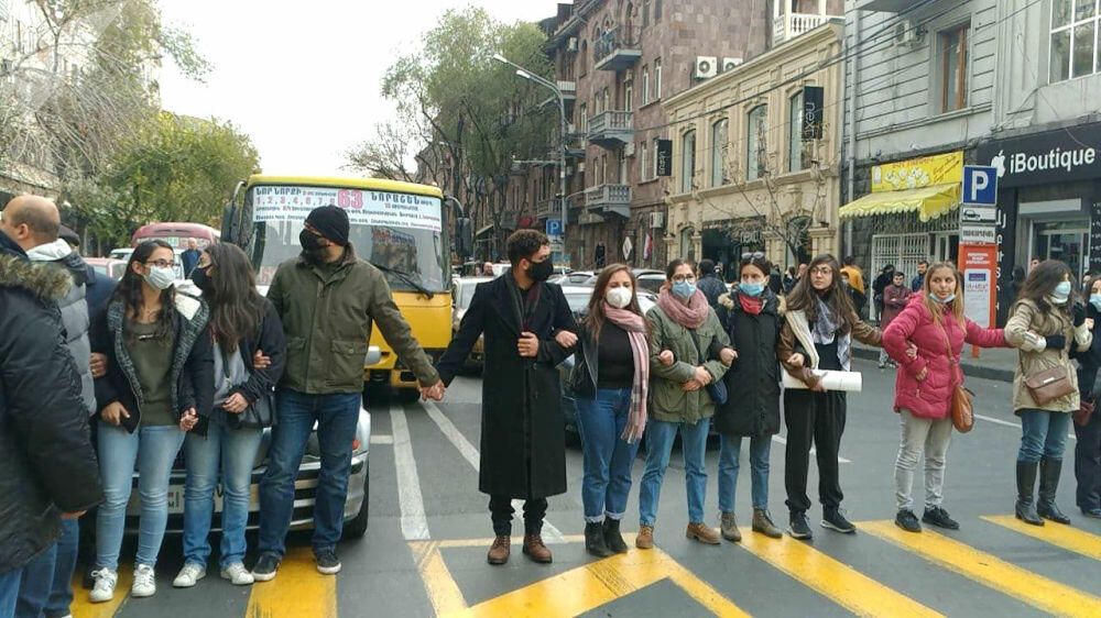Протестующие перекрывают улицу в Ереване Протестующие перекрывают улицу в Ереване - РИА Новости, 1920, 19.11.2020