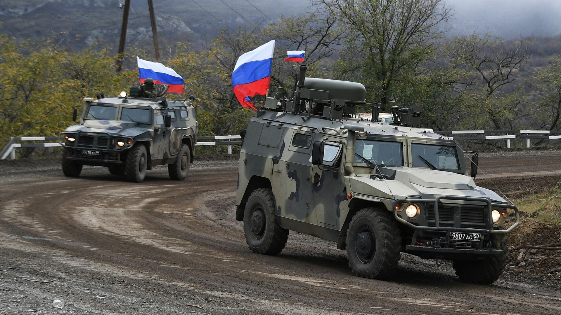 Российские миротворцы сопровождают азербайджанскую военную колонну из Шуши в сторону села Красный Базар Российские миротворцы сопровождают азербайджанскую военную колонну из Шуши в сторону села Красный Базар - РИА Новости, 1920, 04.12.2020