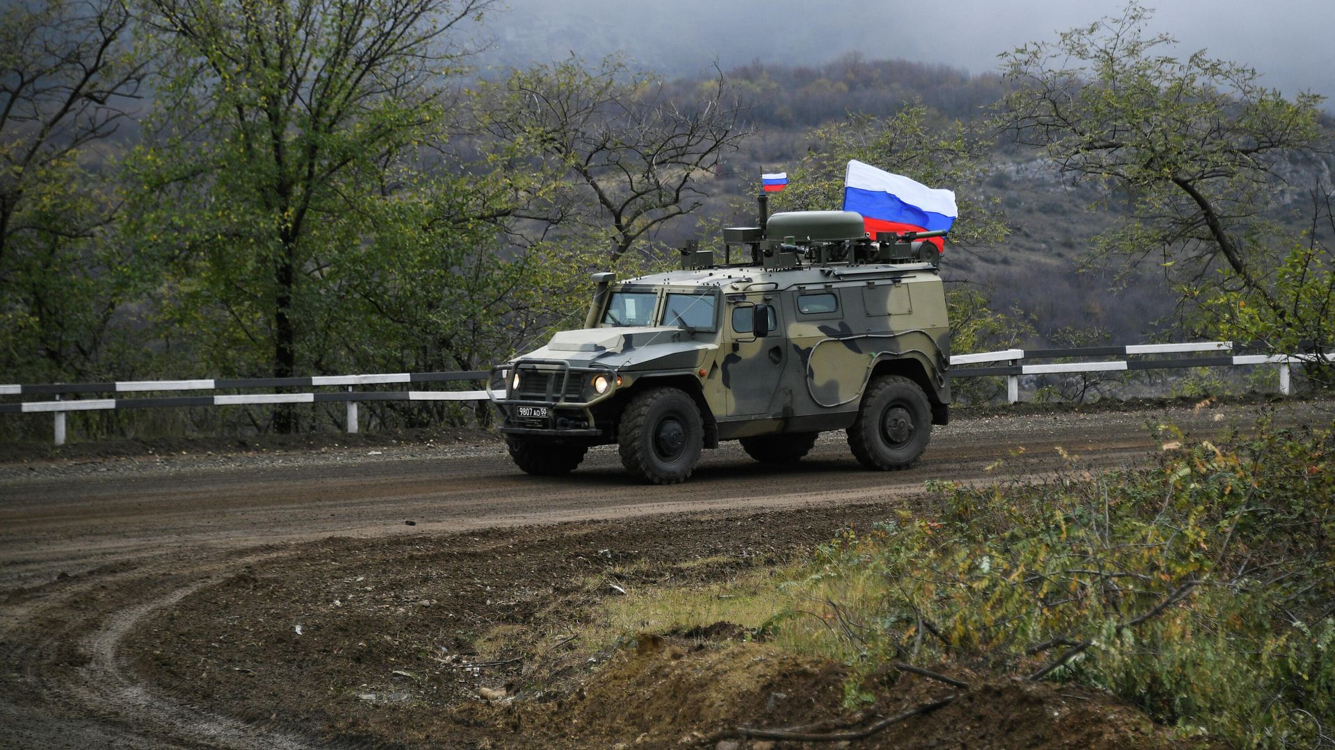 Российские миротворцы сопровождают азербайджанскую военную колонну из Шуши в сторону села Красный Базар Российские миротворцы сопровождают азербайджанскую военную колонну из Шуши в сторону села Красный Базар - РИА Новости, 1920, 19.11.2020