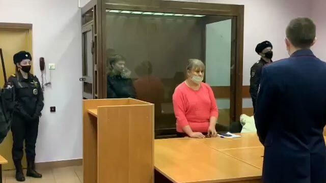 Мать задушенных в московской квартире детей арестовали. Кадры из зала суда Мать задушенных в московской квартире детей арестовали. Кадры из зала суда - РИА Новости, 1920, 19.11.2020