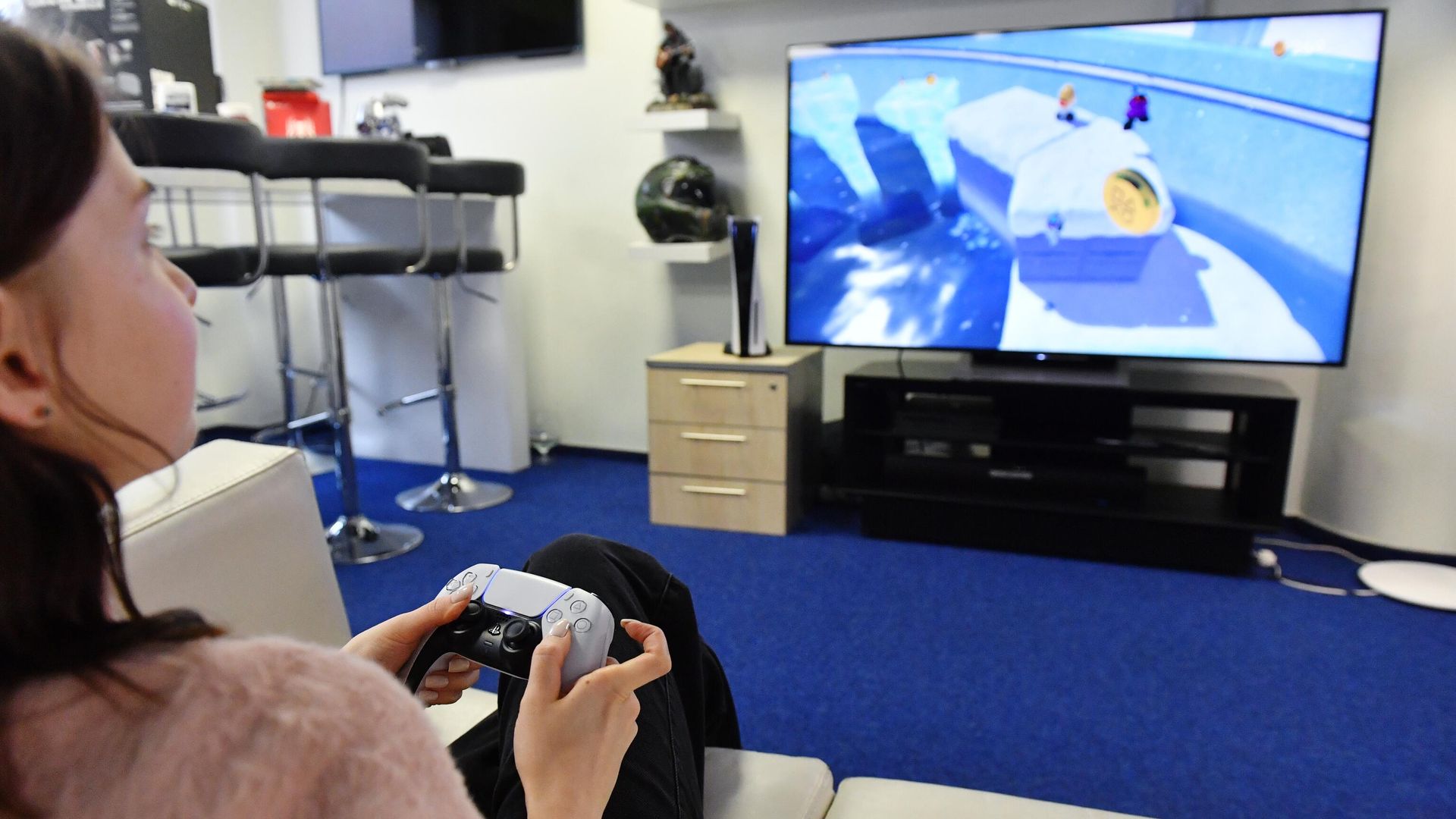 Девушка тестирует новую игровую приставку Sony PlayStation 5 в магазине в Москве - РИА Новости, 1920, 12.02.2021