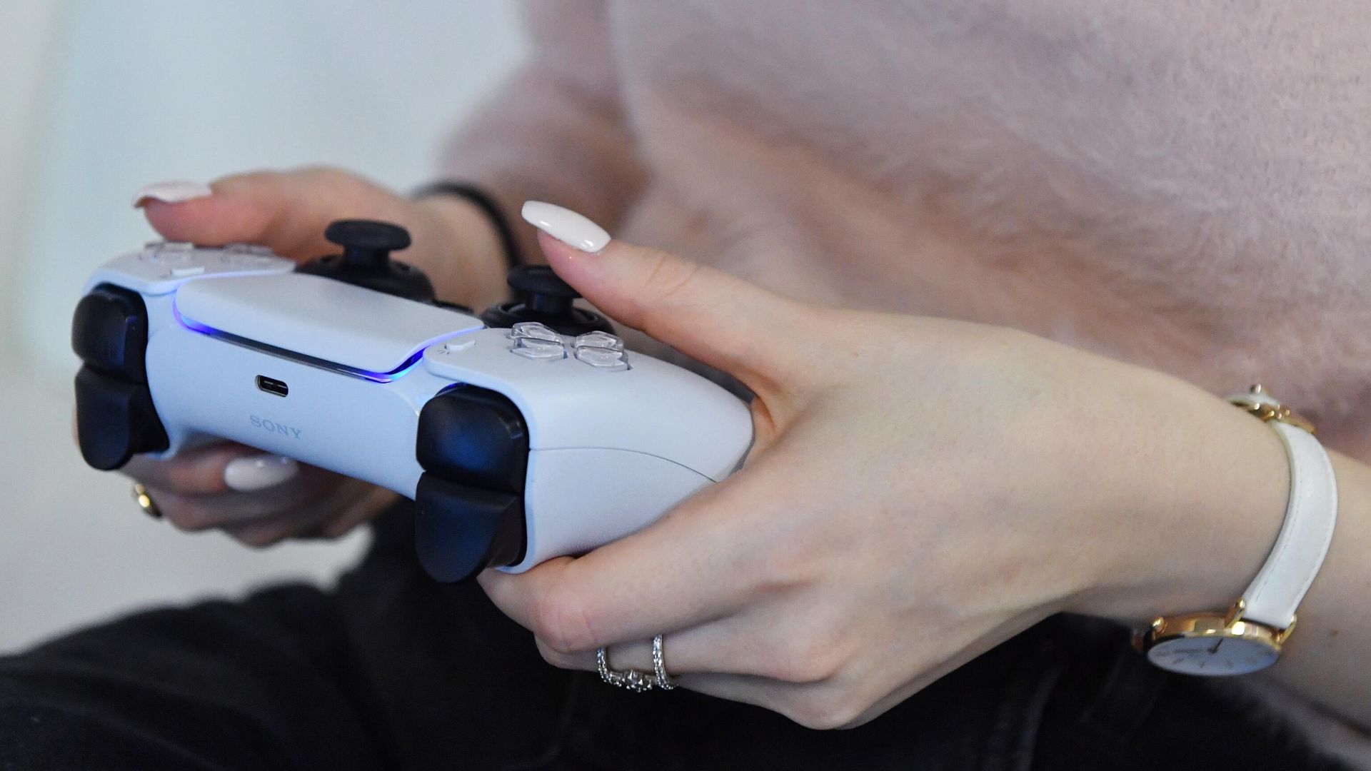 Девушка тестирует новую игровую приставку Sony PlayStation 5 Девушка тестирует новую игровую приставку Sony PlayStation 5 - РИА Новости, 1920, 22.08.2022