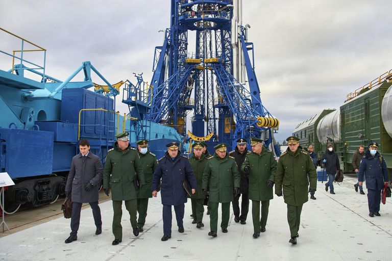 Министр обороны РФ Сергей Шойгу во время проверки подготовки к пуску ракеты тяжелого класса Ангара-А5 в ходе рабочей поездки на космодром Плесецк Министр обороны РФ Сергей Шойгу во время проверки подготовки к пуску ракеты тяжелого класса Ангара-А5 в ходе рабочей поездки на космодром Плесецк