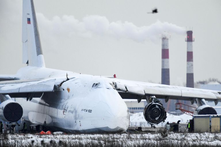 Грузовой самолет Ан-124, выкатившийся за взлётно-посадочную полосу, в новосибирском международном аэропорту Толмачево Грузовой самолет Ан-124, выкатившийся за взлётно-посадочную полосу, в новосибирском международном аэропорту Толмачево