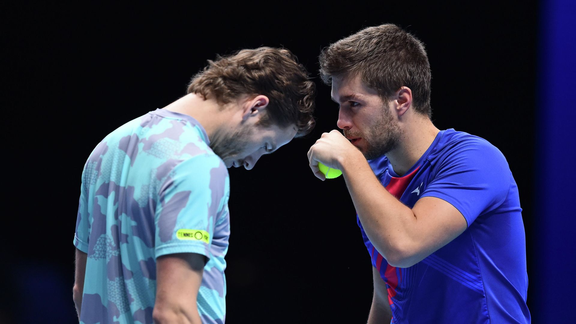 Croatia's Nikola Mektic (R) speaks with Netherlands' Wesley Koolhof (L) as they play against Poland's Lukas Kubot and Brazil's Marcelo Melo in their men's doubles round-robin match on day five of the ATP World Tour Finals tennis tournament at the O2 Arena in London on November 19, 2020. (Photo by Glyn KIRK / AFP) Croatia's Nikola Mektic (R) speaks with Netherlands' Wesley Koolhof (L) as they play against Poland's Lukas Kubot and Brazil's Marcelo Melo in their men's doubles round-robin match on day five of the ATP World Tour Finals tennis tournament at the O2 Arena in London on November 19, 2020. (Photo by Glyn KIRK / AFP) - РИА Новости, 1920, 19.11.2020