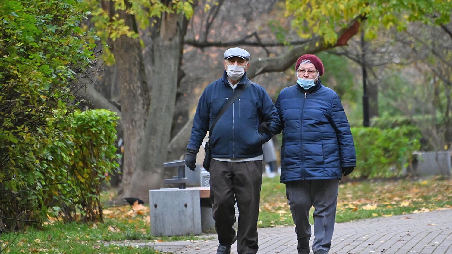 Пожилые люди в защитных масках на улице Пожилые люди в защитных масках на улице - РИА Новости, 1920, 05.12.2020