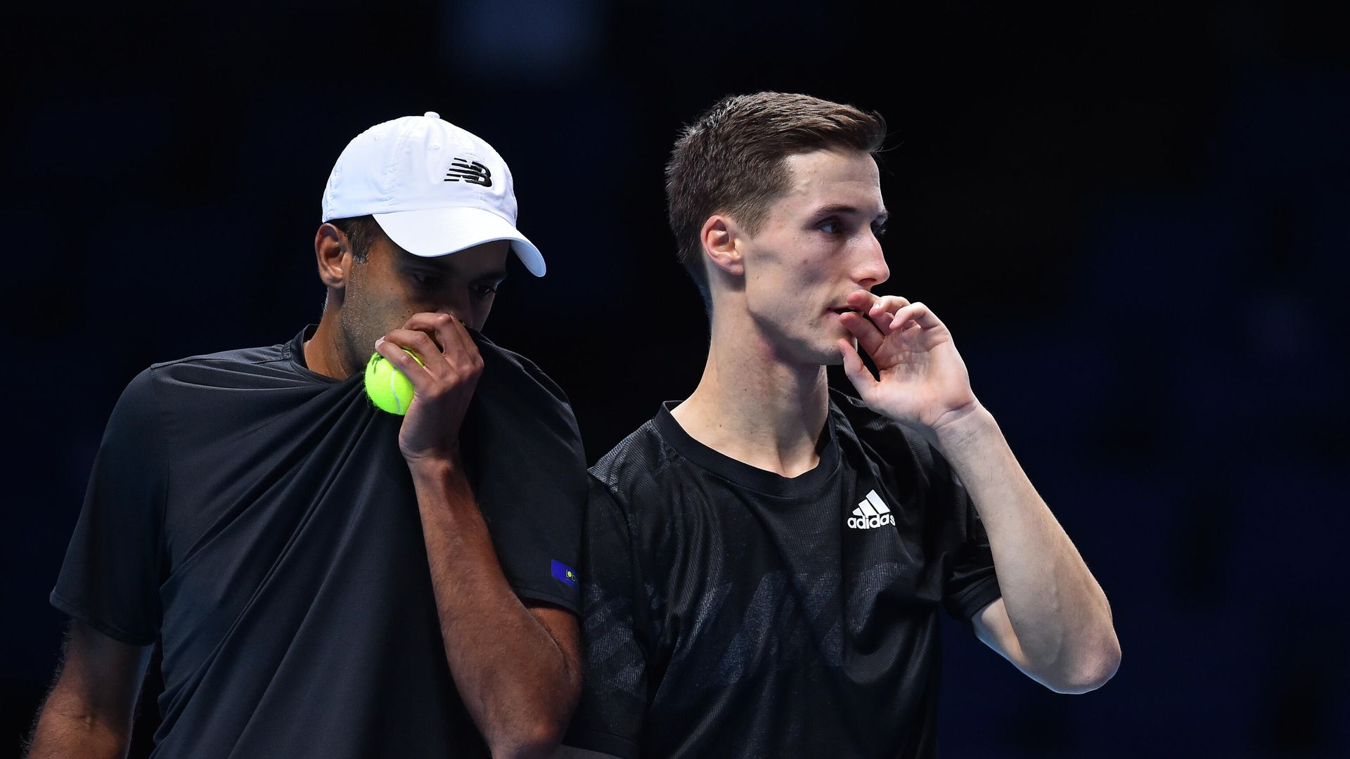USA's Rajeev Ram (L) talks with Britain's Joe Salisbury (R) as they play against Netherlands' Wesley Koolhof and Croatia's Nikola Mektic in their men's doubles round-robin match on day three of the ATP World Tour Finals tennis tournament at the O2 Arena in London on November 17, 2020. (Photo by Glyn KIRK / AFP) USA's Rajeev Ram (L) talks with Britain's Joe Salisbury (R) as they play against Netherlands' Wesley Koolhof and Croatia's Nikola Mektic in their men's doubles round-robin match on day three of the ATP World Tour Finals tennis tournament at the O2 Arena in London on November 17, 2020. (Photo by Glyn KIRK / AFP) - РИА Новости, 1920, 19.11.2020