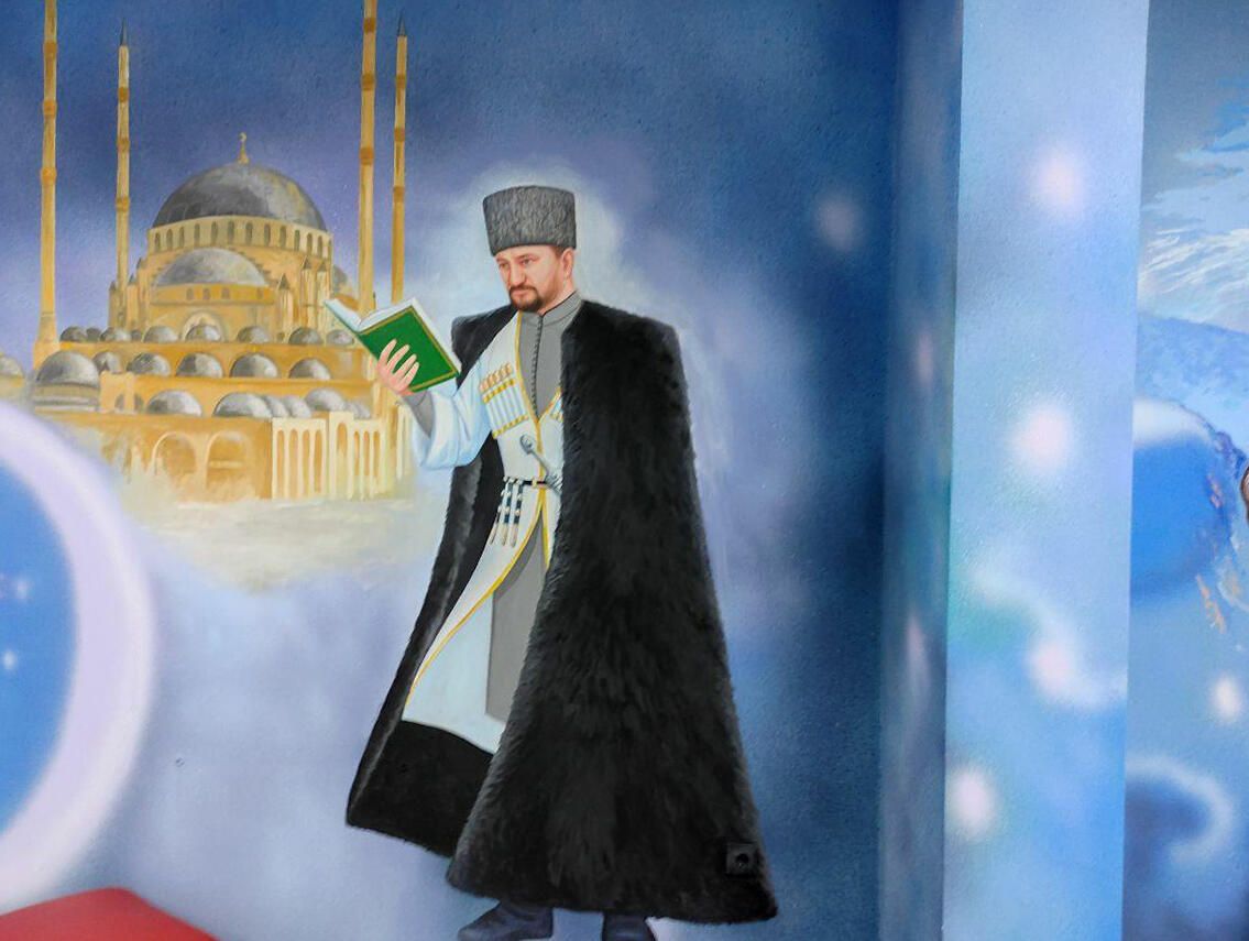 Переоформление детского игрового центра в Курчалое, где на стенах были изображены персонажи американских комиксов Переоформление детского игрового центра в Курчалое, где на стенах были изображены персонажи американских комиксов - РИА Новости, 1920, 20.11.2020