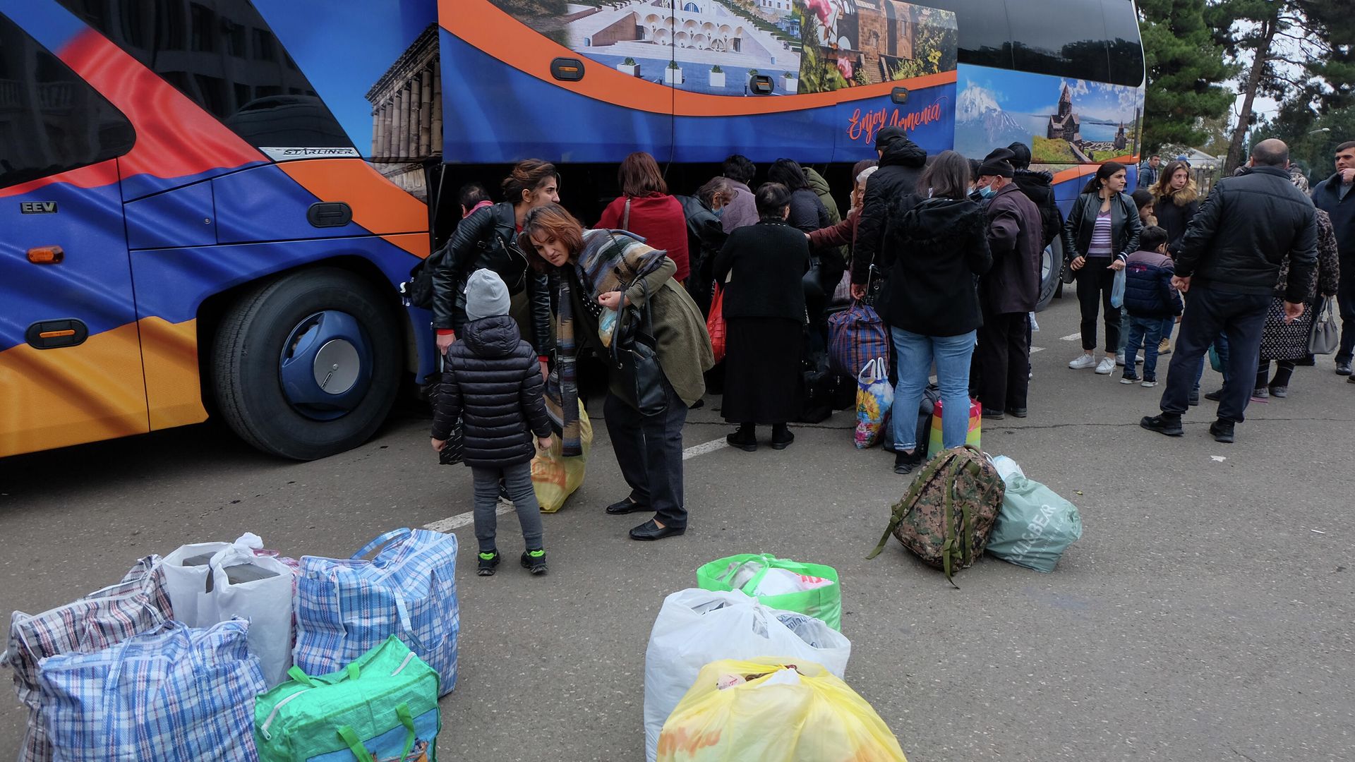 Беженцы из Нагорного Карабаха возвращаются в Степанакерт из Армении Беженцы из Нагорного Карабаха возвращаются в Степанакерт из Армении - РИА Новости, 1920, 21.11.2020