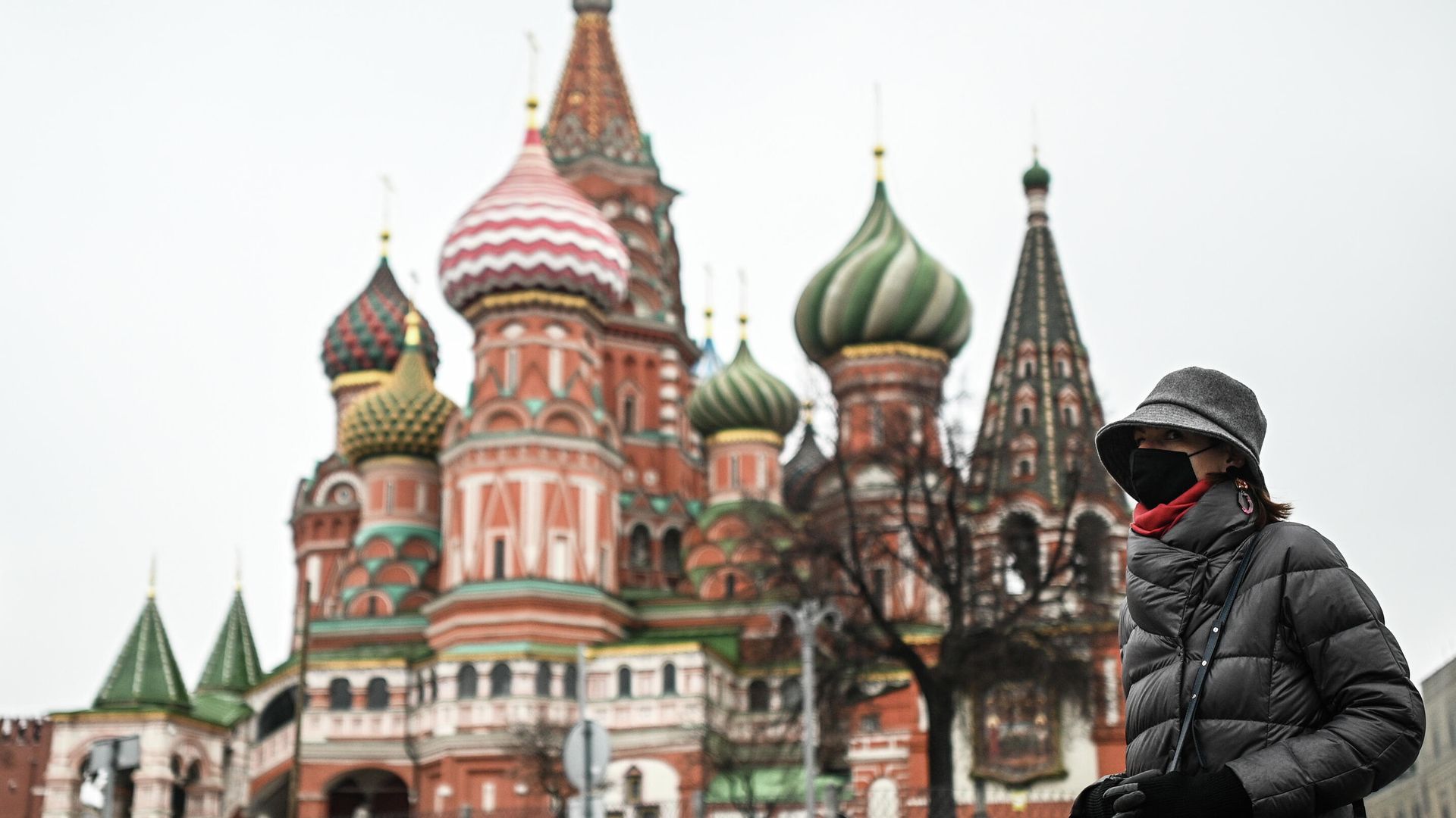 Женщина в защитной маске в Москве Женщина в защитной маске в Москве - РИА Новости, 1920, 11.02.2021