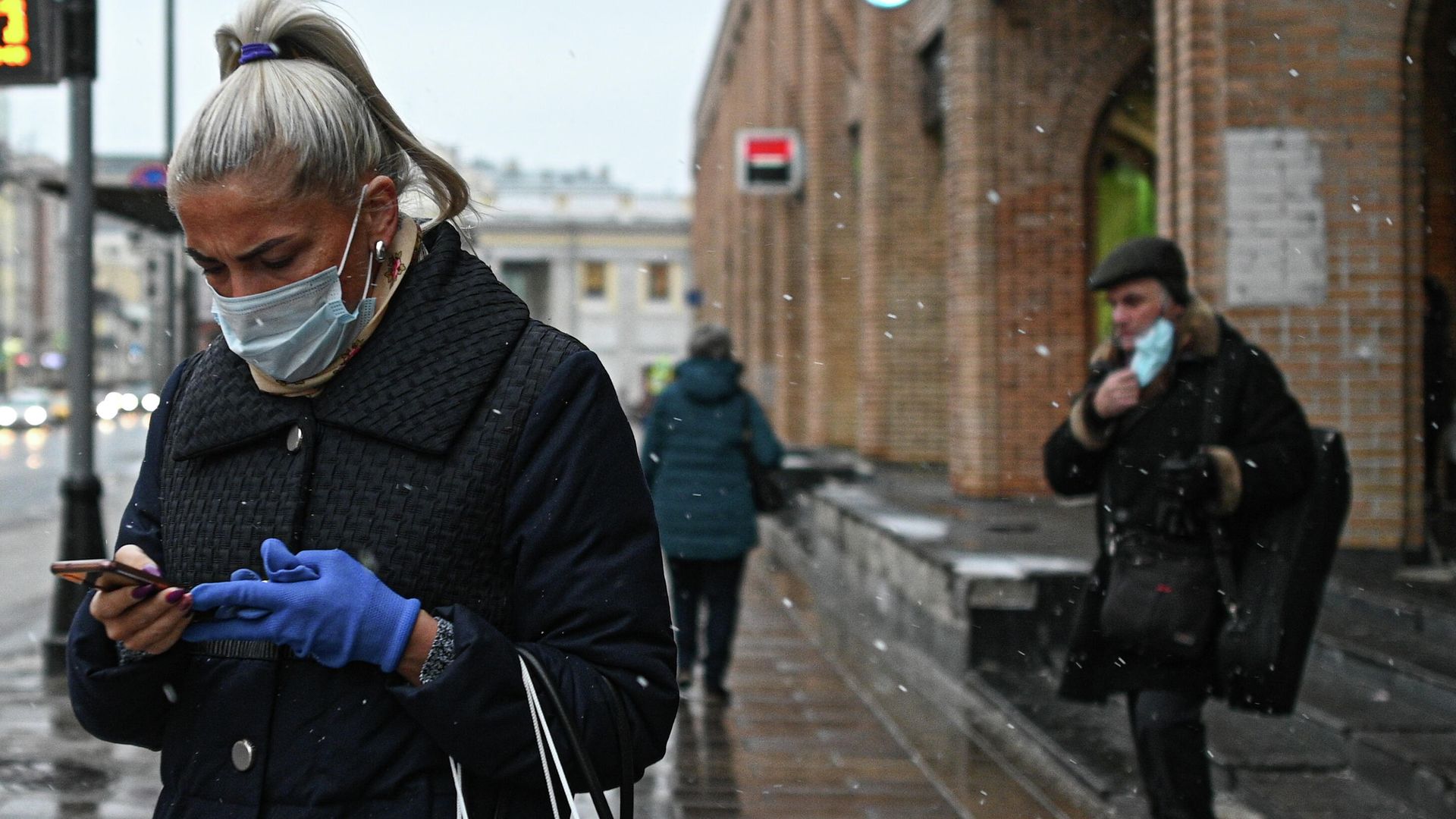 Женщина в защитной маске на улице в Москве Женщина в защитной маске на улице в Москве - РИА Новости, 1920, 12.12.2025