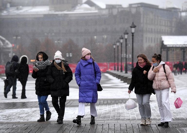 Прохожие на одной из улиц в Москве Прохожие на одной из улиц в Москве